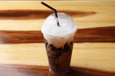 Ahşap zeminde buzlu kahve.