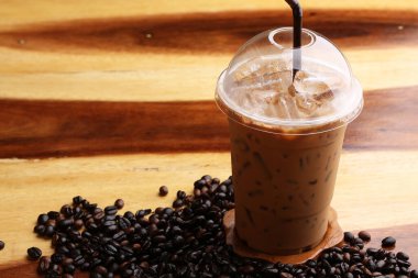 Ahşap zeminde buz espresso.