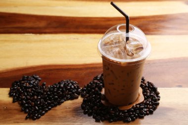 Ahşap zeminde buz espresso.