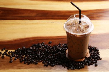 Ahşap zeminde buz espresso.