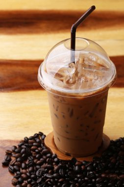 Ahşap zeminde buz espresso.