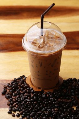 Ahşap zeminde buz espresso.