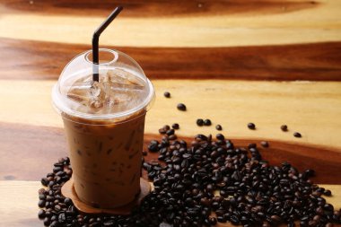 Ahşap zeminde buz espresso.