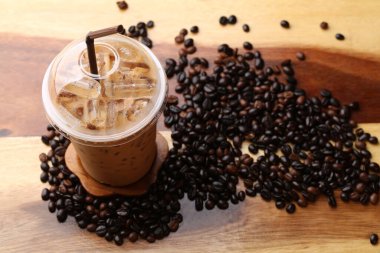 Ahşap zeminde buz espresso.