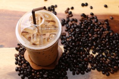 Ahşap zeminde buz espresso.