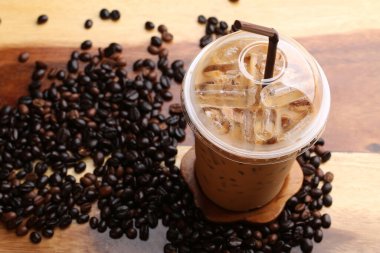 Ahşap zeminde buz espresso.