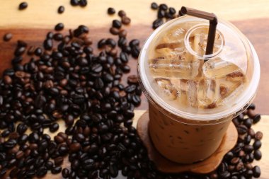 Ahşap zeminde buz espresso.