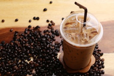 Ahşap zeminde buz espresso.