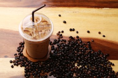 Ahşap zeminde buz espresso.