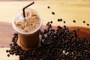 Ahşap zeminde buz espresso.