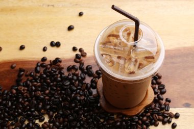 Ahşap zeminde buz espresso.