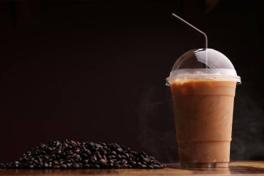 Ahşap zeminde buz espresso.