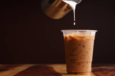 Buzlu kapuçino ve süt köpüğü.