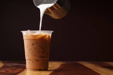 Buzlu kapuçino ve süt köpüğü.