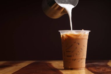 Buzlu kapuçino ve süt köpüğü.