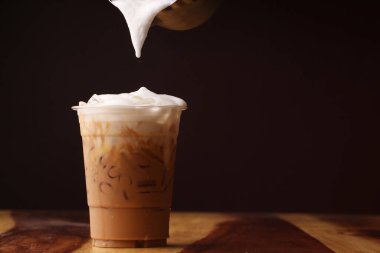 Buzlu kapuçino ve süt köpüğü.