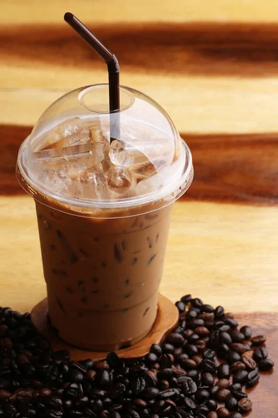 Ahşap zeminde buz espresso.