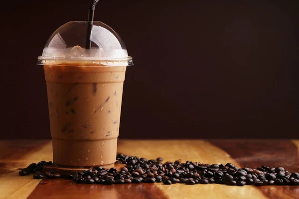 Ahşap zeminde buz espresso.
