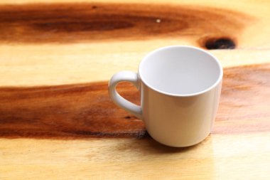 Ahşap zeminde beyaz bardak