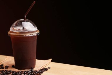 Ice Americano, sade kahve ve kahve çekirdekleri.