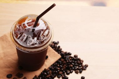 Ice Americano, sade kahve ve kahve çekirdekleri.