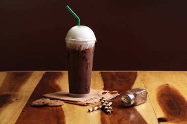 Ahşap zeminde buzlu kakao ve üstü.