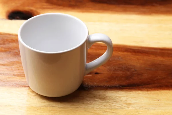 Weiße Tasse Auf Holzboden — Stockfoto