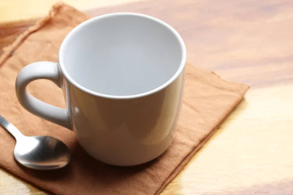 Tasse Blanche Cuillère Sur Sol Bois — Photo