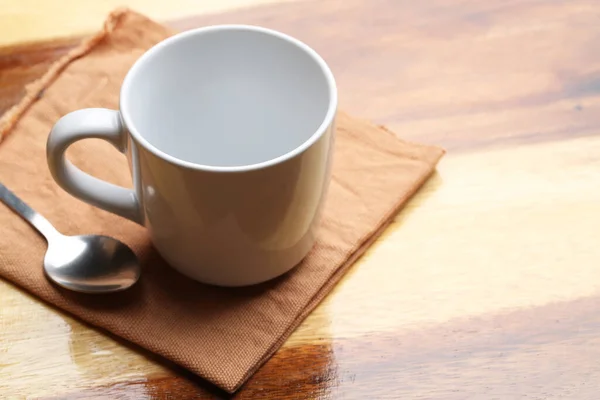 Tasse Blanche Cuillère Sur Sol Bois — Photo