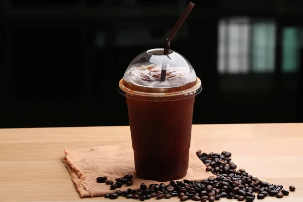 Ice Americano Schwarzer Kaffee Und Kaffeebohnen — Stockfoto