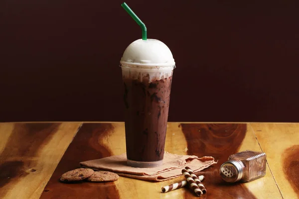 Coklat Minuman Ringan Lantai Kayu Dan Topping — Stok Foto