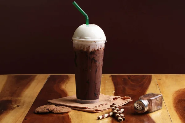 Coklat Minuman Ringan Lantai Kayu Dan Topping — Stok Foto