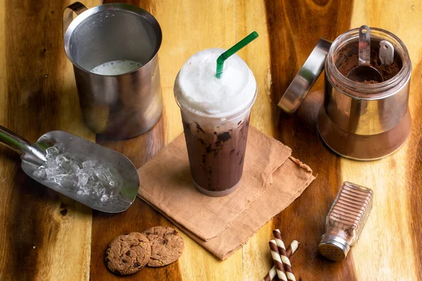 Ahşap Zeminde Buzlu Kakao Üstü — Stok fotoğraf