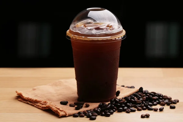 Ice Americano Μαύρος Καφές Και Κόκκοι Καφέ Φωτογραφία Αρχείου