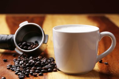 Sıcak latte, sıcak kahve ve ahşap zeminde süt köpüğü