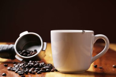 Sıcak latte, sıcak kahve ve ahşap zeminde süt köpüğü