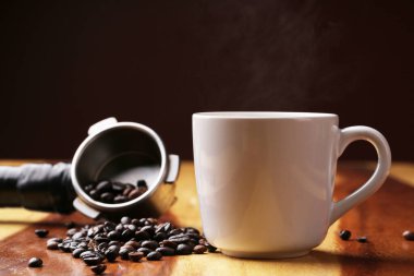 Sıcak latte, sıcak kahve ve ahşap zeminde süt köpüğü