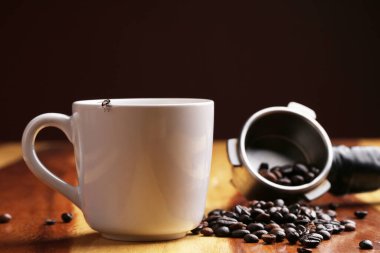 Sıcak latte, sıcak kahve ve ahşap zeminde süt köpüğü