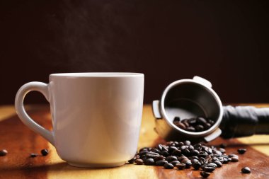 Sıcak latte, sıcak kahve ve ahşap zeminde süt köpüğü