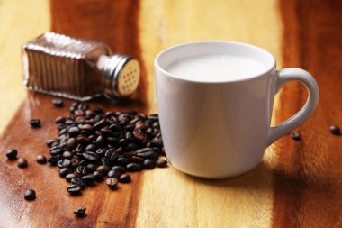 Sıcak latte, sıcak kahve ve ahşap zeminde süt köpüğü