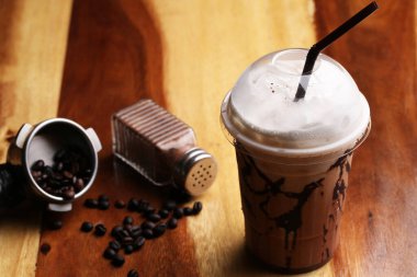 Ahşap zeminde buzlu kahve, Mocha.