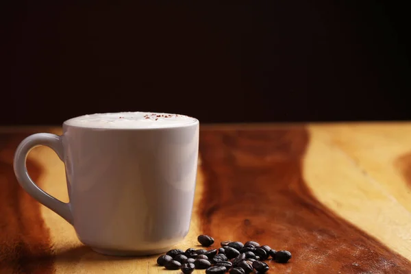 木地板上的热拿铁 热咖啡和牛奶泡沫 — 图库照片