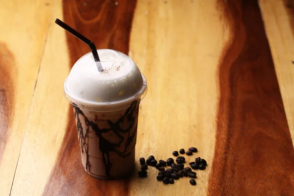 木の床にアイスコーヒーモカ — ストック写真