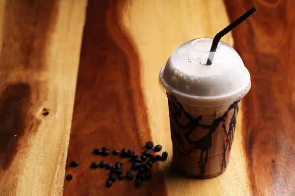 木の床にアイスコーヒーモカ — ストック写真