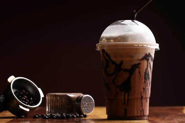 Ahşap zeminde buzlu kahve, Mocha.