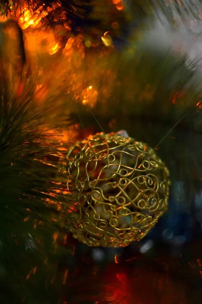 Árvore Natal Decorada Por Esfera Artesanal — Fotografia de Stock