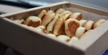 Birçok üçgen börek closeup karton kutuda