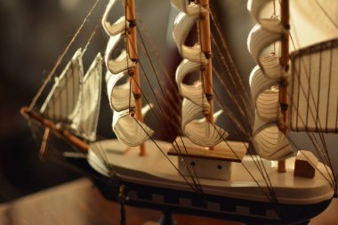 Sepya sesi renkleri sarı ve altın makroyu yakın 35mm dekoratif bir gemi inşaatı 