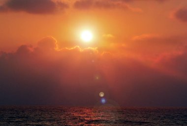 Kırmızı romantik günbatımı güneş ışığı ve kontur ışık lekeler ile sakin deniz