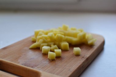 Temiz ve düzenlenen dilimlenmiş patates ahşap tahta ve marco ile pişmiş olması hazır yakın çekim